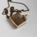 złoty naszyjnik z książką ksiązka, prezent dla pisarki poetki autorki nauczycielki bibliotekarki